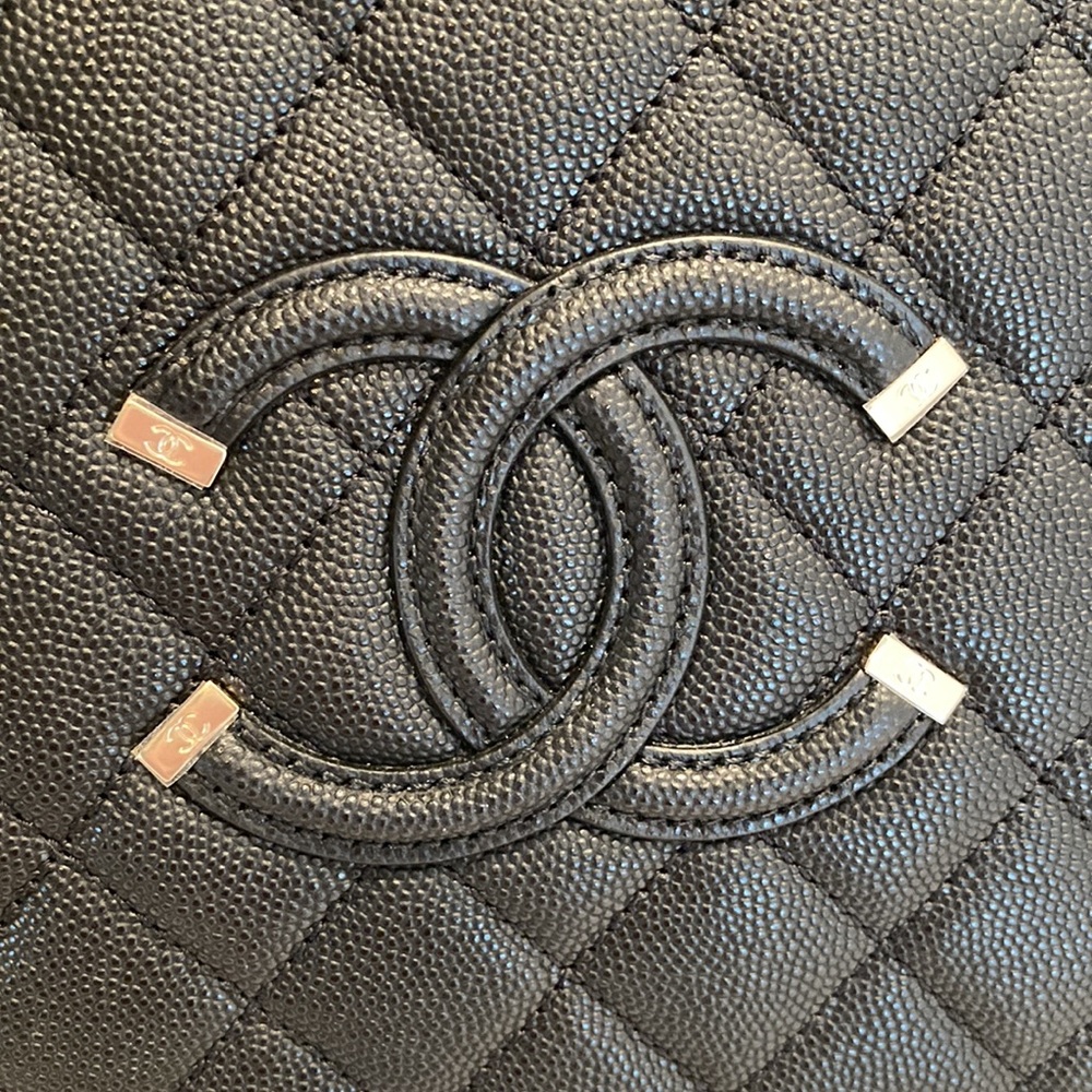 CHANEL Caviar Vanity Filigree Medium CC Case - Picture 6 of 12